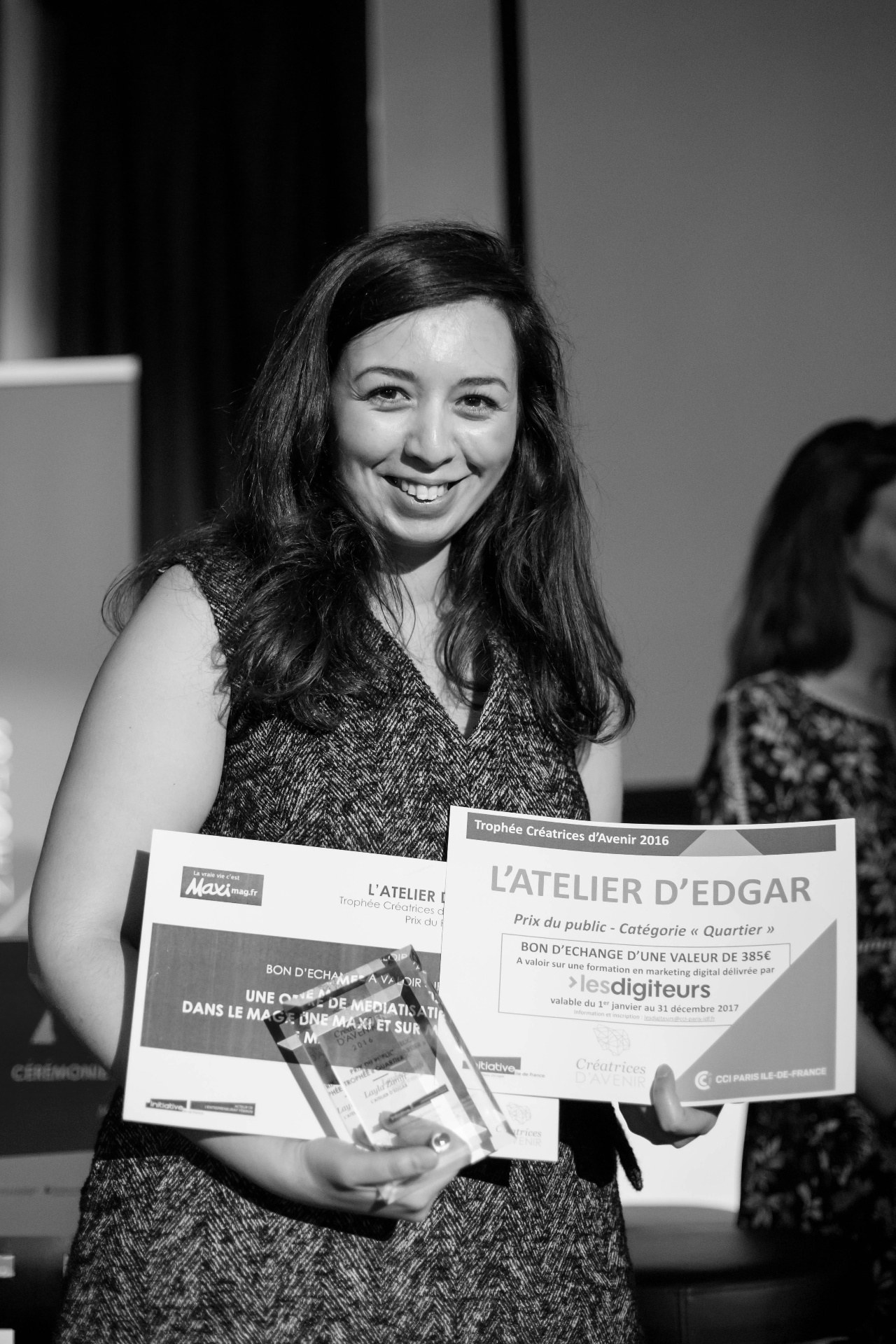 Layla Zanifi recevant le trophée Créatrices d'Avenir 2016